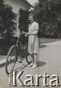 1930-1950, miejsce nieznane, Polska.
Dziewczyna z rowerem.
Fot. NN, kolekcja rodziny Walińskich, zbiory Fundacji Ośrodka KARTA