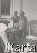 1930-1950, Sokola Góra, Polska.
Kobiety na tarasie.
Fot. NN, kolekcja rodziny Walińskich, zbiory Fundacji Ośrodka KARTA