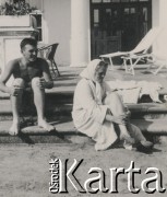 1930-1950, Sokola Góra, Polska.
Kobieta i mężczyzna. Siedzą na schodach.
Fot. NN, kolekcja rodziny Walińskich, zbiory Fundacji Ośrodka KARTA