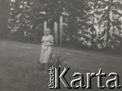 1930-1950, miejsce nieznane, Polska.
Kobieta w ogrodzie.
Fot. NN, kolekcja rodziny Walińskich, zbiory Fundacji Ośrodka KARTA
