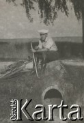 1930-1950, miejsce nieznane, Polska.
Mężczyzna. Zszedł z roweru i pali papierosa.
Fot. NN, kolekcja rodziny Walińskich, zbiory Fundacji Ośrodka KARTA