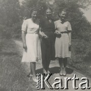 1930-1950, miejsce nieznane, Polska.
Kobiety na spacerze.
Fot. NN, kolekcja rodziny Walińskich, zbiory Fundacji Ośrodka KARTA