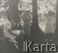 1930-1950, miejsce nieznane, Polska.
Odpoczynek podczas spaceru.
Fot. NN, kolekcja rodziny Walińskich, zbiory Fundacji Ośrodka KARTA