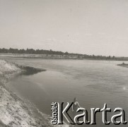 1930-1950, miejsce nieznane, Polska.
Kobieta w jeziorze.
Fot. NN, kolekcja rodziny Walińskich, zbiory Fundacji Ośrodka KARTA