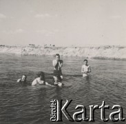 1930-1950, miejsce nieznane, Polska.
Pływanie w jeziorze.
Fot. NN, kolekcja rodziny Walińskich, zbiory Fundacji Ośrodka KARTA