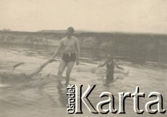 1930-1950, miejsce nieznane, Polska.
Zabawa w jeziorze.
Fot. NN, kolekcja rodziny Walińskich, zbiory Fundacji Ośrodka KARTA