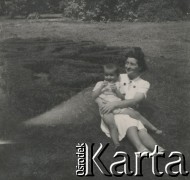 1930-1950, miejsce nieznane, Polska.
Kobieta z dzieckiem. Siedzą na trawie.
Fot. NN, kolekcja rodziny Walińskich, zbiory Fundacji Ośrodka KARTA