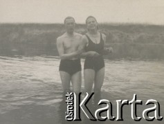 1930-1950, miejsce nieznane, Polska.
Kobieta i mężczyzna w jeziorze.
Fot. NN, kolekcja rodziny Walińskich, zbiory Fundacji Ośrodka KARTA