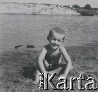 1930-1950, miejsce nieznane, Polska.
Dziecko na plaży.
Fot. NN, kolekcja rodziny Walińskich, zbiory Fundacji Ośrodka KARTA
