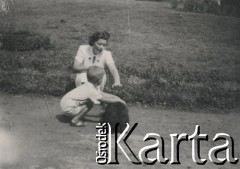1930-1950, miejsce nieznane, Polska.
Kobieta z dzieckiem i psem.
Fot. NN, kolekcja rodziny Walińskich, zbiory Fundacji Ośrodka KARTA