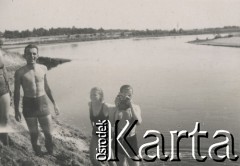 1930-1950, miejsce nieznane, Polska.
Kobiety i mężczyźni nad jeziorem. Jeden mężczyzna trzyma aparat fotograficzny.
Fot. NN, kolekcja rodziny Walińskich, zbiory Fundacji Ośrodka KARTA