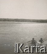 1930-1950, miejsce nieznane, Polska.
Trzy osoby w jeziorze.
Fot. NN, kolekcja rodziny Walińskich, zbiory Fundacji Ośrodka KARTA