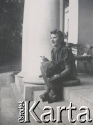 1930-1950, Sokola Góra, Polska.
Kobieta z psem. Pali papierosa.
Fot. NN, kolekcja rodziny Walińskich, zbiory Fundacji Ośrodka KARTA