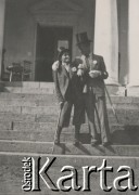 1930-1950, miejsce nieznane, Polska.
Mężczyźni w kapeluszach. Stoją na schodach dworu.
Fot. NN, kolekcja rodziny Walińskich, zbiory Fundacji Ośrodka KARTA