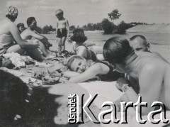 1930-1950, miejsce nieznane, Polska.
Opalanie na plaży.
Fot. NN, kolekcja rodziny Walińskich, zbiory Fundacji Ośrodka KARTA
