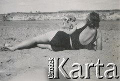 1930-1950, miejsce nieznane, Polska.
Kobieta. Leży na plaży.
Fot. NN, kolekcja rodziny Walińskich, zbiory Fundacji Ośrodka KARTA