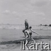 1930-1950, miejsce nieznane, Polska.
Mężczyźni na plaży. Jeden skacze przez drugiego.
Fot. NN, kolekcja rodziny Walińskich, zbiory Fundacji Ośrodka KARTA