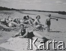 1930-1950, miejsce nieznane, Polska.
Odpoczynek na plaży.
Fot. NN, kolekcja rodziny Walińskich, zbiory Fundacji Ośrodka KARTA