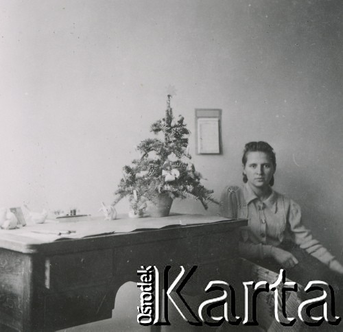 1930-1950, miejsce nieznane, Polska.
Kobieta. Siedzi w fotelu.
Fot. NN, kolekcja rodziny Walińskich, zbiory Fundacji Ośrodka KARTA