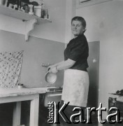 1930-1950, miejsce nieznane, Polska.
Kobieta. Myje naczynia.
Fot. NN, kolekcja rodziny Walińskich, zbiory Fundacji Ośrodka KARTA