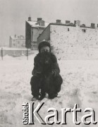 1930-1950, miejsce nieznane, Polska.
Zima. Chłopiec z psem na śniegu.
Fot. NN, kolekcja rodziny Walińskich, zbiory Fundacji Ośrodka KARTA