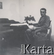 1930-1950, miejsce nieznane, Polska.
Mężczyzna. Siedzi przy stole, przerwał czytanie.
Fot. NN, kolekcja rodziny Walińskich, zbiory Fundacji Ośrodka KARTA