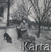 1930-1950, miejsce nieznane, Polska.
Kobieta z psami.
Fot. NN, kolekcja rodziny Walińskich, zbiory Fundacji Ośrodka KARTA