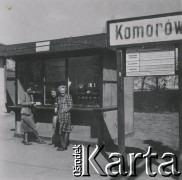 1930-1950, Komorów, Polska.
Kobiety przy budce z czekoladą i karmelkami na stacji kolejowej.
Fot. NN, kolekcja rodziny Walińskich, zbiory Fundacji Ośrodka KARTA