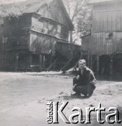 1930-1950, miejsce nieznane, Polska.
Mężczyzna. Drewniane budynki w tle.
Fot. NN, kolekcja rodziny Walińskich, zbiory Fundacji Ośrodka KARTA