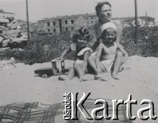 1930-1950, miejsce nieznane, Polska.
Kobieta z dziećmi. W tle budynki.
Fot. NN, kolekcja rodziny Walińskich, zbiory Fundacji Ośrodka KARTA