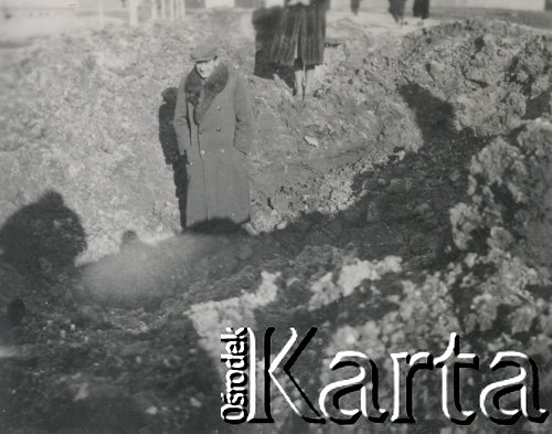 1930-1950, miejsce nieznane, Polska.
Mężczyzna. Stoi w dole.
Fot. NN, kolekcja rodziny Walińskich, zbiory Fundacji Ośrodka KARTA