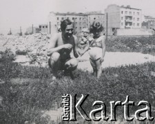 1930-1950, miejsce nieznane, Polska.
Mężczyzna z dzieckiem.
Fot. NN, kolekcja rodziny Walińskich, zbiory Fundacji Ośrodka KARTA