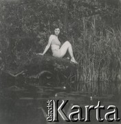 1930-1950, miejsce nieznane, Polska.
Kobieta nad jeziorem.
Fot. NN, kolekcja rodziny Walińskich, zbiory Fundacji Ośrodka KARTA
