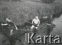 1930-1950, miejsce nieznane, Polska.
Łowienie ryb.
Fot. NN, kolekcja rodziny Walińskich, zbiory Fundacji Ośrodka KARTA