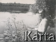 1930-1950, miejsce nieznane, Polska.
Mężczyzna nad jeziorem.
Fot. NN, kolekcja rodziny Walińskich, zbiory Fundacji Ośrodka KARTA