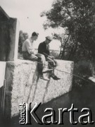 1930-1950, miejsce nieznane, Polska.
Mężczyźni. Siedzą na zaporze.
Fot. NN, kolekcja rodziny Walińskich, zbiory Fundacji Ośrodka KARTA