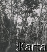 1930-1950, miejsce nieznane, Polska.
Mężczyzna w otoczeniu zieleni.
Fot. NN, kolekcja rodziny Walińskich, zbiory Fundacji Ośrodka KARTA