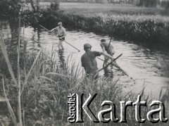 1930-1950, miejsce nieznane, Polska.
Łowienie ryb.
Fot. NN, kolekcja rodziny Walińskich, zbiory Fundacji Ośrodka KARTA