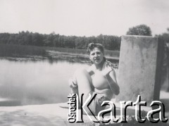 1930-1950, miejsce nieznane, Polska.
Kobieta nad jeziorem.
Fot. NN, kolekcja rodziny Walińskich, zbiory Fundacji Ośrodka KARTA