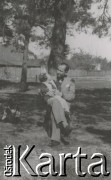 1930-1950, miejsce nieznane, Polska.
Mężczyzna z dzieckiem.
Fot. NN, kolekcja rodziny Walińskich, zbiory Fundacji Ośrodka KARTA
