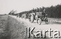 1930-1950, miejsce nieznane, Polska.
Meżczyźni jadą traktorem.
Fot. NN, kolekcja rodziny Walińskich, zbiory Fundacji Ośrodka KARTA