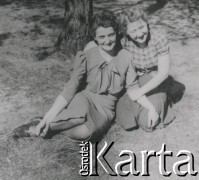 1930-1950, miejsce nieznane, Polska.
Kobiety. Siedzą przy drzewie.
Fot. NN, kolekcja rodziny Walińskich, zbiory Fundacji Ośrodka KARTA