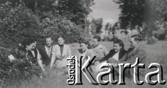 1930-1950, miejsce nieznane, Polska.
Portret grupowy na polanie. Kobiety i mężczyźni siedzą w trawie.
Fot. NN, kolekcja rodziny Walińskich, zbiory Fundacji Ośrodka KARTA