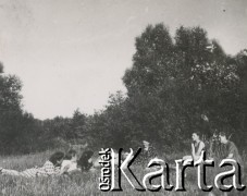 1930-1950, miejsce nieznane, Polska.
Czas wolny na łonie natury.
Fot. NN, kolekcja rodziny Walińskich, zbiory Fundacji Ośrodka KARTA