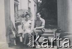 1930-1950, miejsce nieznane, Polska.
Kobieta i mężczyzna. Siedzą przy wejściu do budynku.
Fot. NN, kolekcja rodziny Walińskich, zbiory Fundacji Ośrodka KARTA