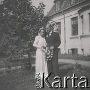 1930-1950, miejsce nieznane, Polska.
Młoda para w ogrodzie.
Fot. NN, kolekcja rodziny Walińskich, zbiory Fundacji Ośrodka KARTA