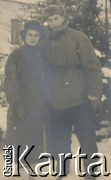 1930-1950, miejsce nieznane, Polska.
Kobieta i mężczyzna na zimowym spacerze.
Fot. NN, kolekcja rodziny Walińskich, zbiory Fundacji Ośrodka KARTA