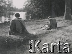 1930-1950, miejsce nieznane, Polska.
Kobiety nad jeziorem. Siedzą na trawie.
Fot. NN, kolekcja rodziny Walińskich, zbiory Fundacji Ośrodka KARTA