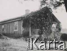 1930-1950, miejsce nieznane, Polska.
Budynek porośnięty bluszczem.
Fot. NN, kolekcja rodziny Walińskich, zbiory Fundacji Ośrodka KARTA