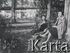1930-1950, miejsce nieznane, Polska.
Kobieta i mężczyzna. Siedzą przy wejściu do budynku.
Fot. NN, kolekcja rodziny Walińskich, zbiory Fundacji Ośrodka KARTA